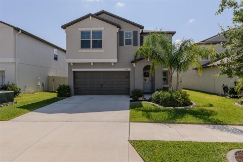 House in New Port Richey, Florida 6 bedrooms, 239.69 sq.m. № 1303914 - photo 1