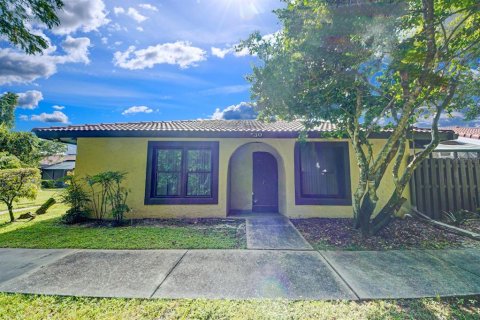 Adosado en venta en Kissimmee, Florida, 2 dormitorios, 96.43 m2 № 1335915 - foto 2