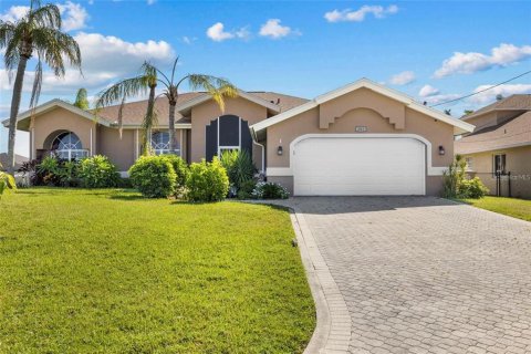Villa ou maison à vendre à Cape Coral, Floride: 4 chambres, 223.71 m2 № 855212 - photo 1