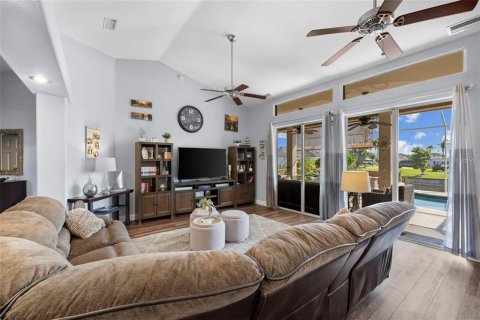 Villa ou maison à vendre à Cape Coral, Floride: 4 chambres, 223.71 m2 № 855212 - photo 15
