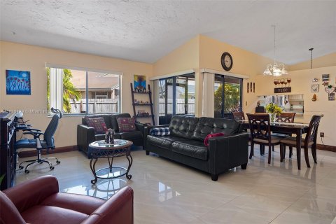 Villa ou maison à vendre à Cutler Bay, Floride: 3 chambres, 132.39 m2 № 1292074 - photo 2