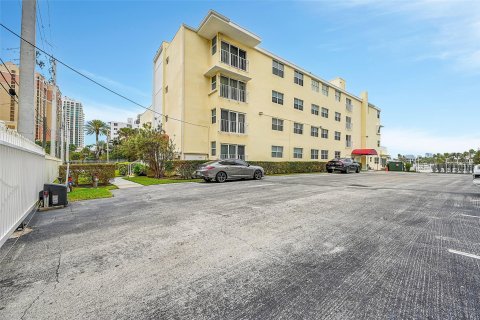 Condo in Fort Lauderdale, Florida, 4 bedrooms  № 936596 - photo 5