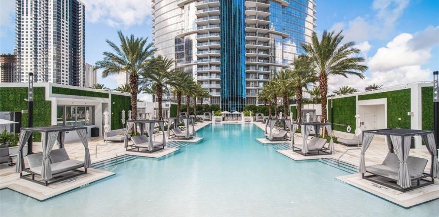 Condominio en Miami, Florida, 2 dormitorios  № 1182034