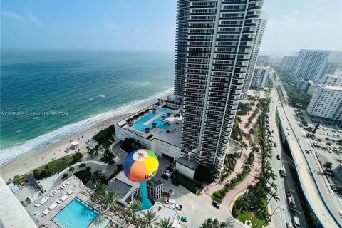 Condominio en venta en Hollywood, Florida, 2 dormitorios, 100.98 m2 № 1016956 - foto 1