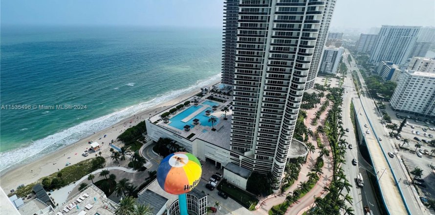 Condominio en Hollywood, Florida, 2 dormitorios  № 1016956