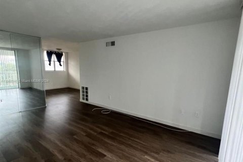 Condo in North Miami, Florida, 1 bedroom  № 1385829 - photo 4