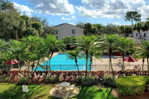 Condo in Greenacres, Florida, 2 bedrooms  № 1385832 - photo 1