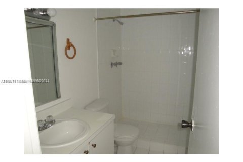 Condo in Hialeah, Florida, 2 bedrooms  № 1385899 - photo 10