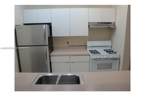 Condo in Hialeah, Florida, 2 bedrooms  № 1385899 - photo 12