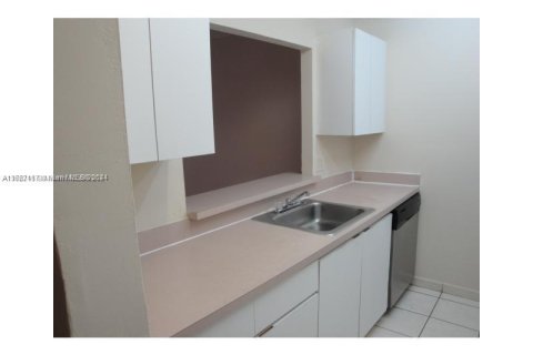 Condo in Hialeah, Florida, 2 bedrooms  № 1385899 - photo 13