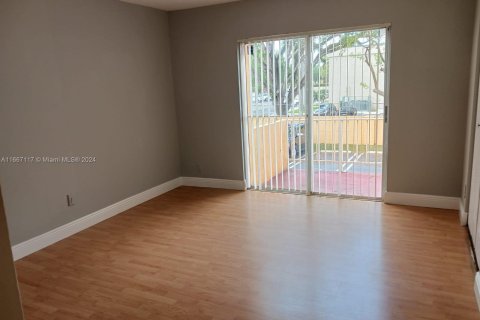 Condo in Hialeah, Florida, 2 bedrooms  № 1385899 - photo 5