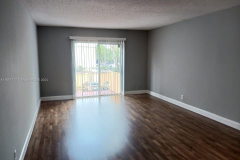 Condo in Hialeah, Florida, 2 bedrooms  № 1385899 - photo 2