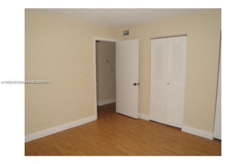 Condo in Hialeah, Florida, 2 bedrooms  № 1385899 - photo 8