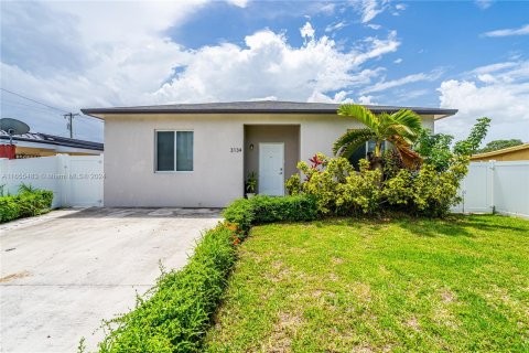 House in Miami, Florida 4 bedrooms, 203.08 sq.m. № 1353942 - photo 3