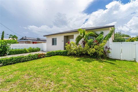 House in Miami, Florida 4 bedrooms, 203.08 sq.m. № 1353942 - photo 4