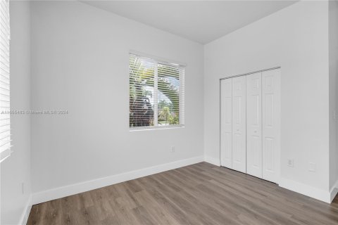 House in Miami, Florida 4 bedrooms, 203.08 sq.m. № 1353942 - photo 15