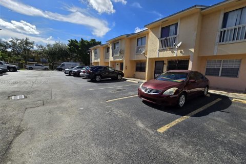 Copropriété à vendre à Hialeah, Floride: 2 chambres, 78.97 m2 № 1353945 - photo 9