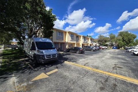 Copropriété à vendre à Hialeah, Floride: 2 chambres, 78.97 m2 № 1353945 - photo 3