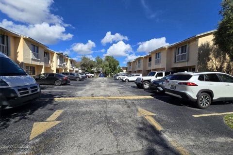 Condo in Hialeah, Florida, 2 bedrooms  № 1353945 - photo 4