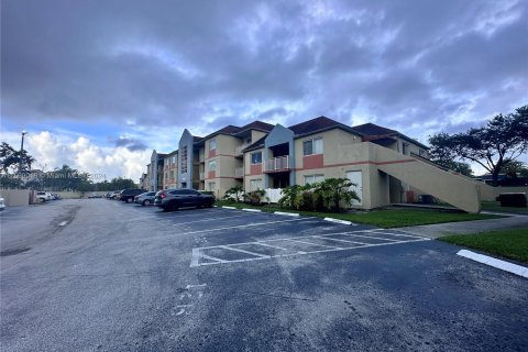 Copropriété à vendre à Hialeah, Floride: 2 chambres, 108.05 m2 № 1239429 - photo 2