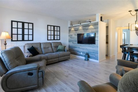 Condominio en venta en Hallandale Beach, Florida, 1 dormitorio, 58.06 m2 № 989007 - foto 5