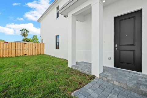 Townhouse in Miami, Florida 4 bedrooms № 1415534 - photo 3