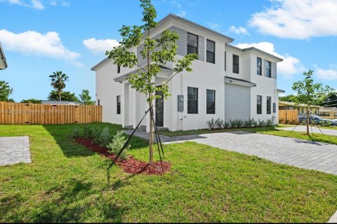 Townhouse in Miami, Florida 4 bedrooms № 1415534 - photo 2