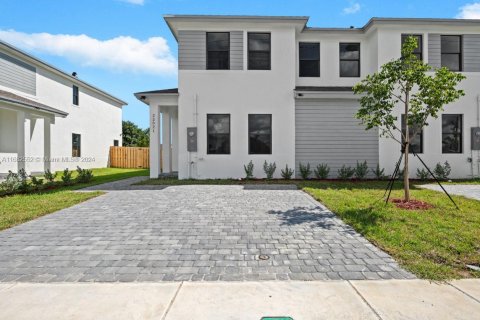 Townhouse in Miami, Florida 4 bedrooms № 1415534 - photo 1