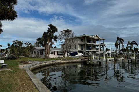 Terreno en venta en Treasure Island, Florida № 1409572 - foto 1