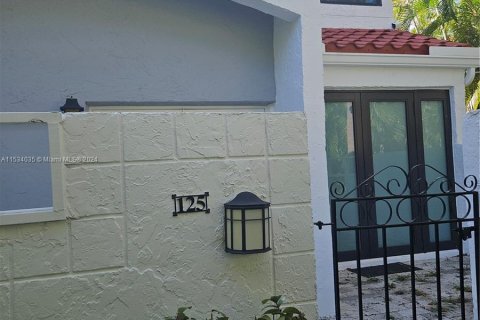 Townhouse in Aventura, Florida 3 bedrooms, 126.81 sq.m. № 1013556 - photo 2