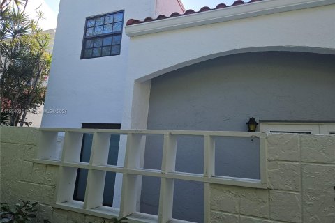 Townhouse in Aventura, Florida 3 bedrooms, 126.81 sq.m. № 1013556 - photo 3