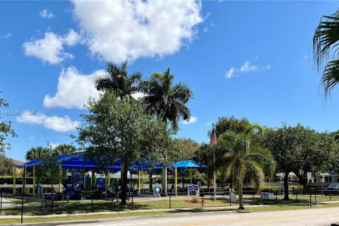 Condo in Hollywood, Florida, 2 bedrooms  № 1119667 - photo 7