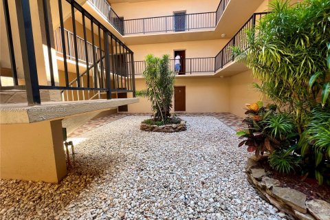 Condominio en venta en Hollywood, Florida, 2 dormitorios, 104.89 m2 № 1119667 - foto 4