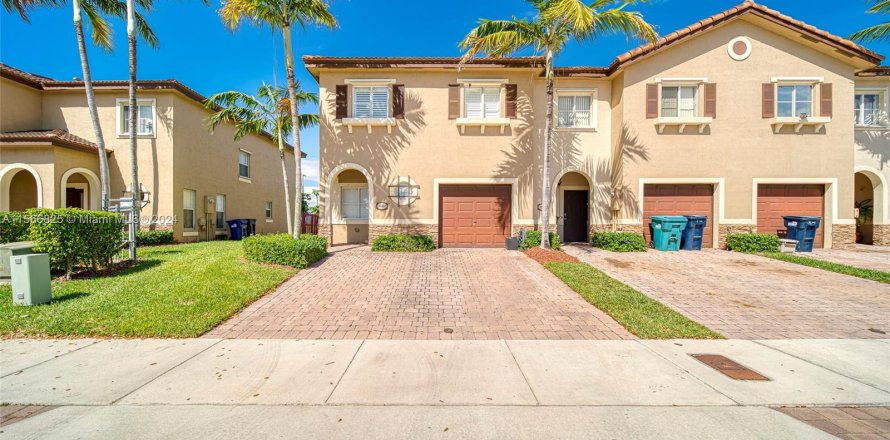 Townhouse in Cutler Bay, Florida 3 bedrooms, 168.34 sq.m. № 1118788