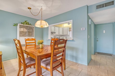 Condo in Palm Springs, Florida, 1 bedroom  № 947932 - photo 18