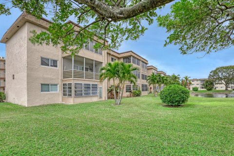 Condo in Palm Springs, Florida, 1 bedroom  № 947932 - photo 2