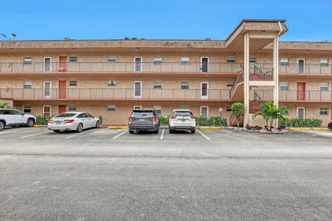 Condo in Palm Springs, Florida, 1 bedroom  № 947932 - photo 22