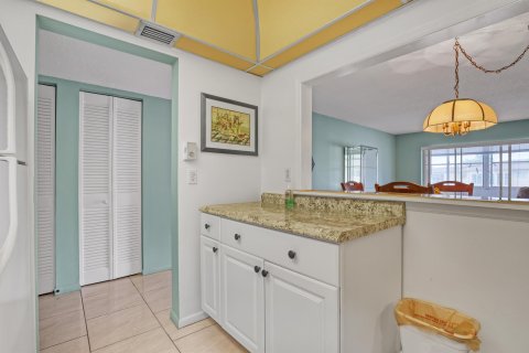 Condo in Palm Springs, Florida, 1 bedroom  № 947932 - photo 13