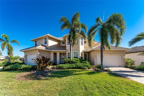 Immobilier commercial à vendre à Punta Gorda, Floride: 6 chambres, 458.01 m2 № 824229 - photo 1