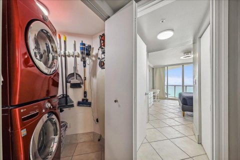 Condo in Sunny Isles Beach, Florida, 2 bedrooms  № 740140 - photo 2