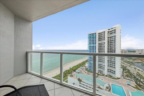 Condo in Sunny Isles Beach, Florida, 2 bedrooms  № 740140 - photo 1