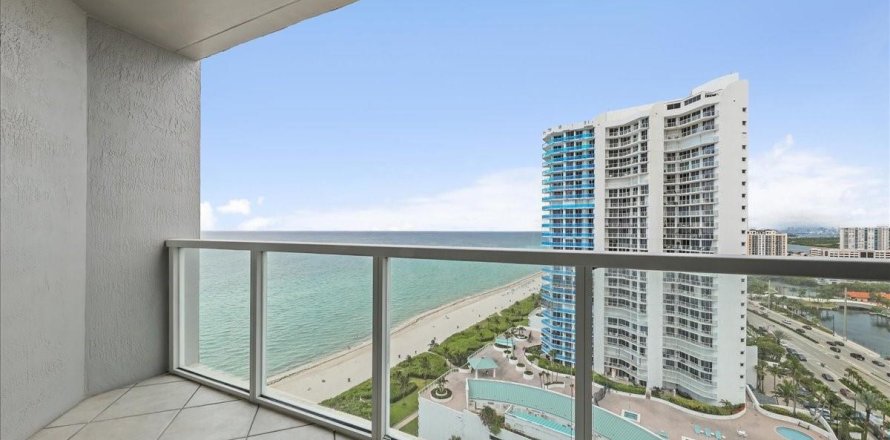 Condo in Sunny Isles Beach, Florida, 2 bedrooms  № 740140