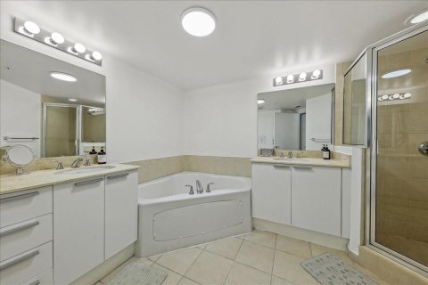 Condo in Sunny Isles Beach, Florida, 2 bedrooms  № 740140 - photo 3