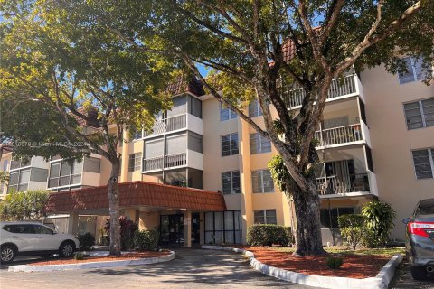 Condo in Lauderhill, Florida, 2 bedrooms  № 1238755 - photo 1