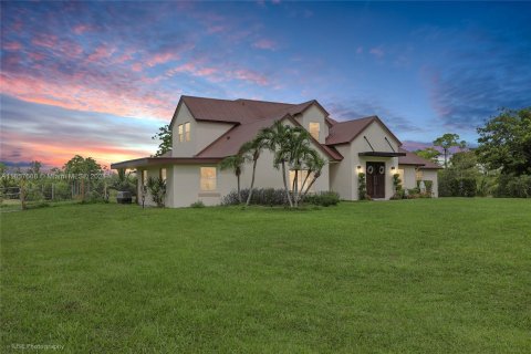 House in Wellington, Florida 4 bedrooms, 373.65 sq.m. № 1360380 - photo 1