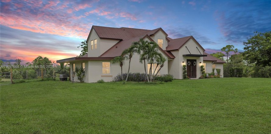 House in Wellington, Florida 4 bedrooms, 373.65 sq.m. № 1360380