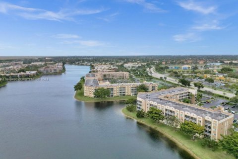 Copropriété à vendre à Tamarac, Floride: 2 chambres, 140.1 m2 № 981332 - photo 3