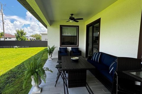 Casa en venta en Cape Coral, Florida, 3 dormitorios № 1332555 - foto 27