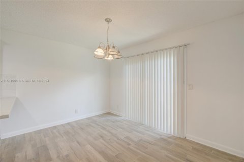 Touwnhouse à vendre à Tamarac, Floride: 2 chambres, 116.59 m2 № 1318760 - photo 5