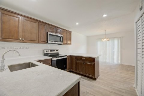 Touwnhouse à vendre à Tamarac, Floride: 2 chambres, 116.59 m2 № 1318760 - photo 3